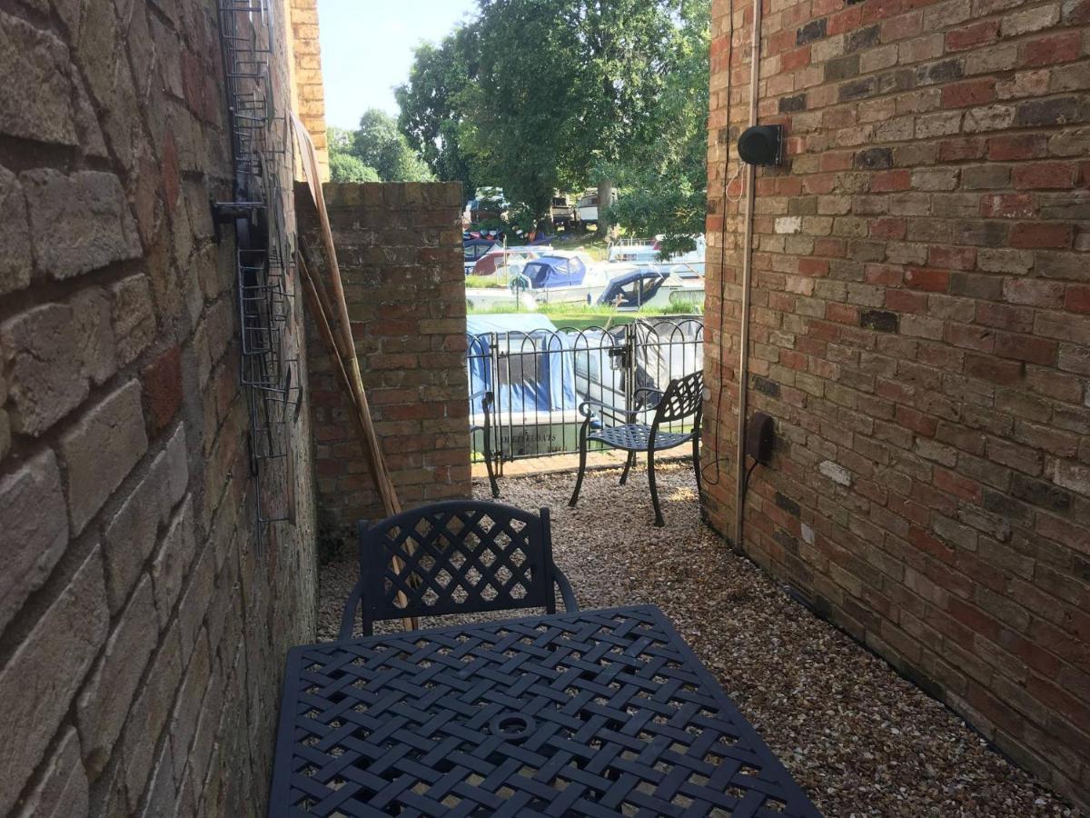 River Courtyard Apartment In The Heart Of Stneots Сент-Ниотс Экстерьер фото